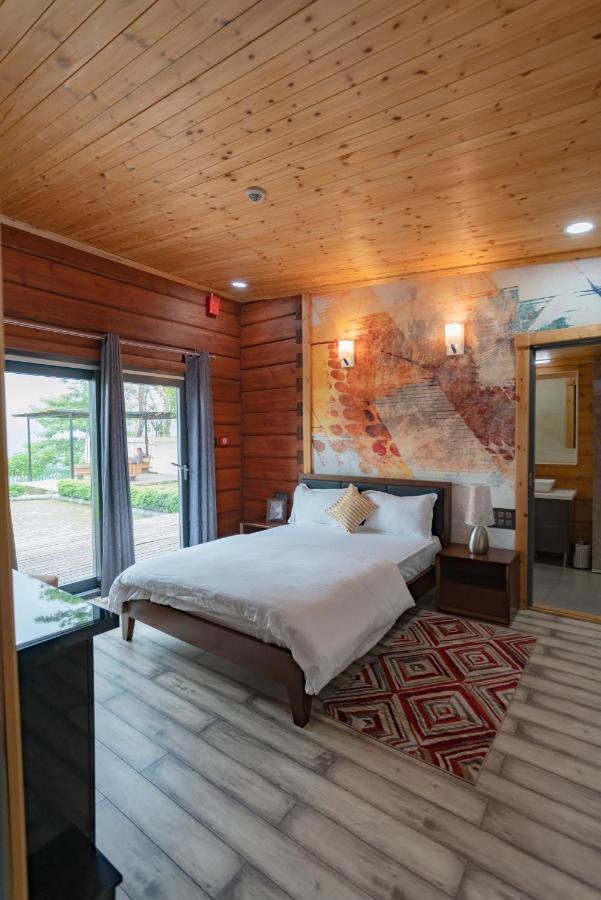 Saffronstays Paradise Pines, Dehradun - Cliff Villa With Valley & Forest Views Bagian luar foto